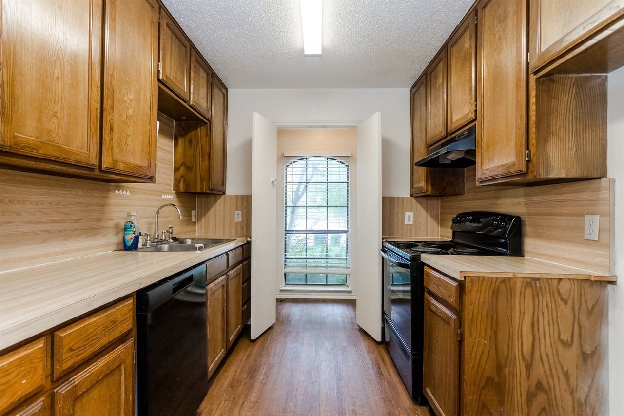 2301 Kingsford Ct - Photo 5 of 24