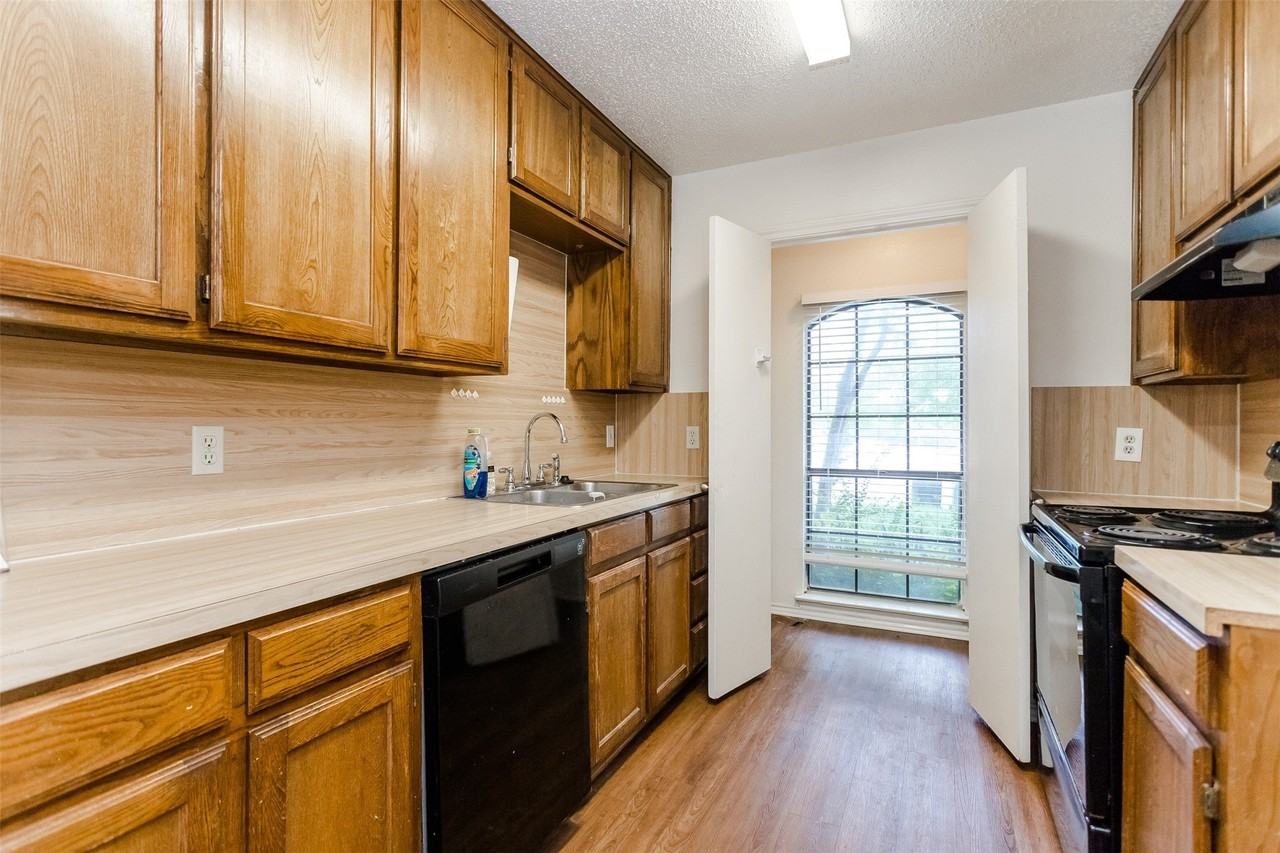 2301 Kingsford Ct - Photo 6 of 24
