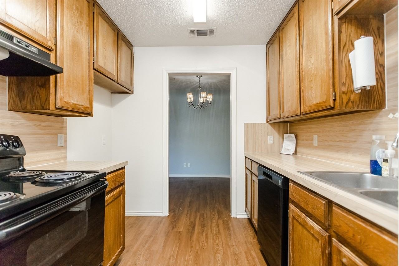 2301 Kingsford Ct - Photo 7 of 24