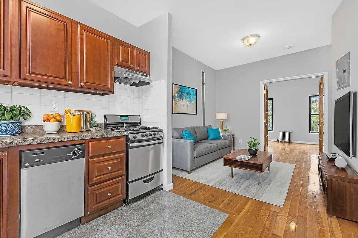 568 Baltic St #1R - Photo 3 of 6