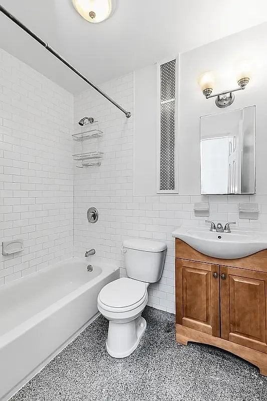 568 Baltic St #1R - Photo 5 of 6