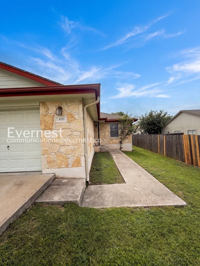 1011 Iola Dr - Photo 3 of 25