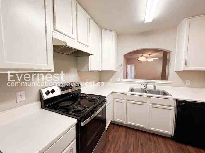 1011 Iola Dr - Photo 4 of 25