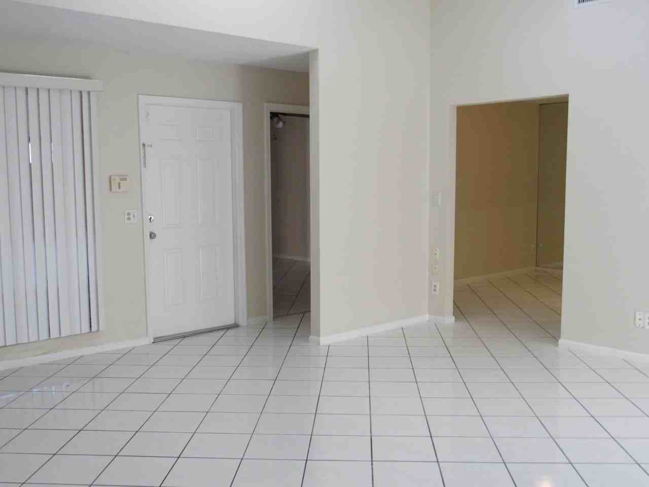 1065 Manor Dr - Photo 3 of 19