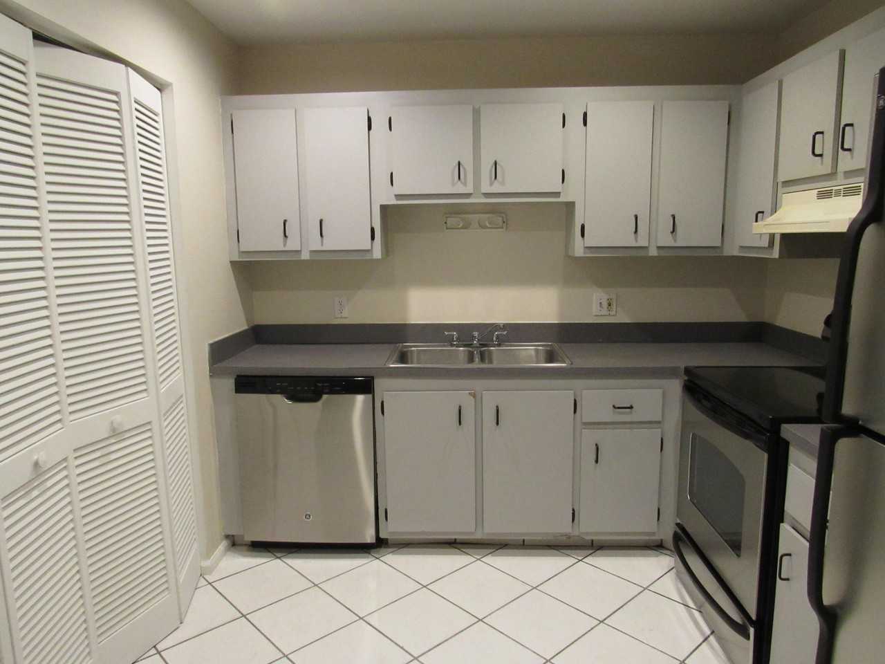1065 Manor Dr - Photo 6 of 19