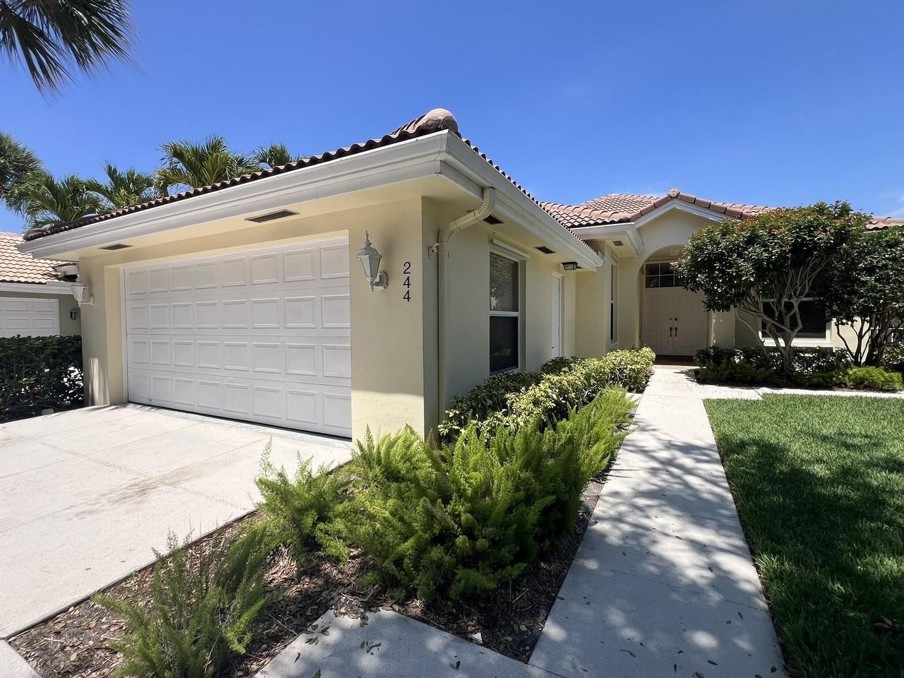 244 Hampton Pl - Photo 3 of 31