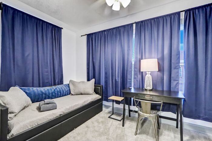 136 Phelps St - Photo 5 of 17