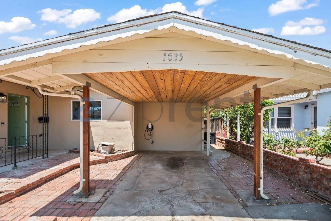 1835 Catherine St - Photo 4 of 31
