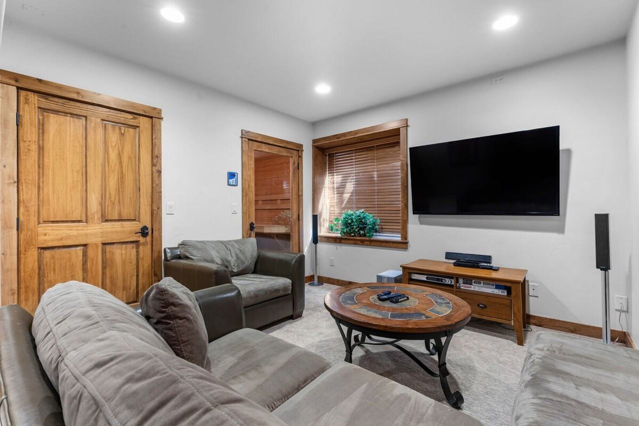 2137 Overlook Dr #1564303P - Photo 5 of 40