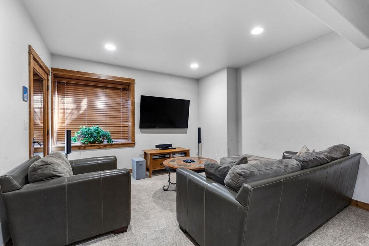 2137 Overlook Dr #1564303P - Photo 7 of 40