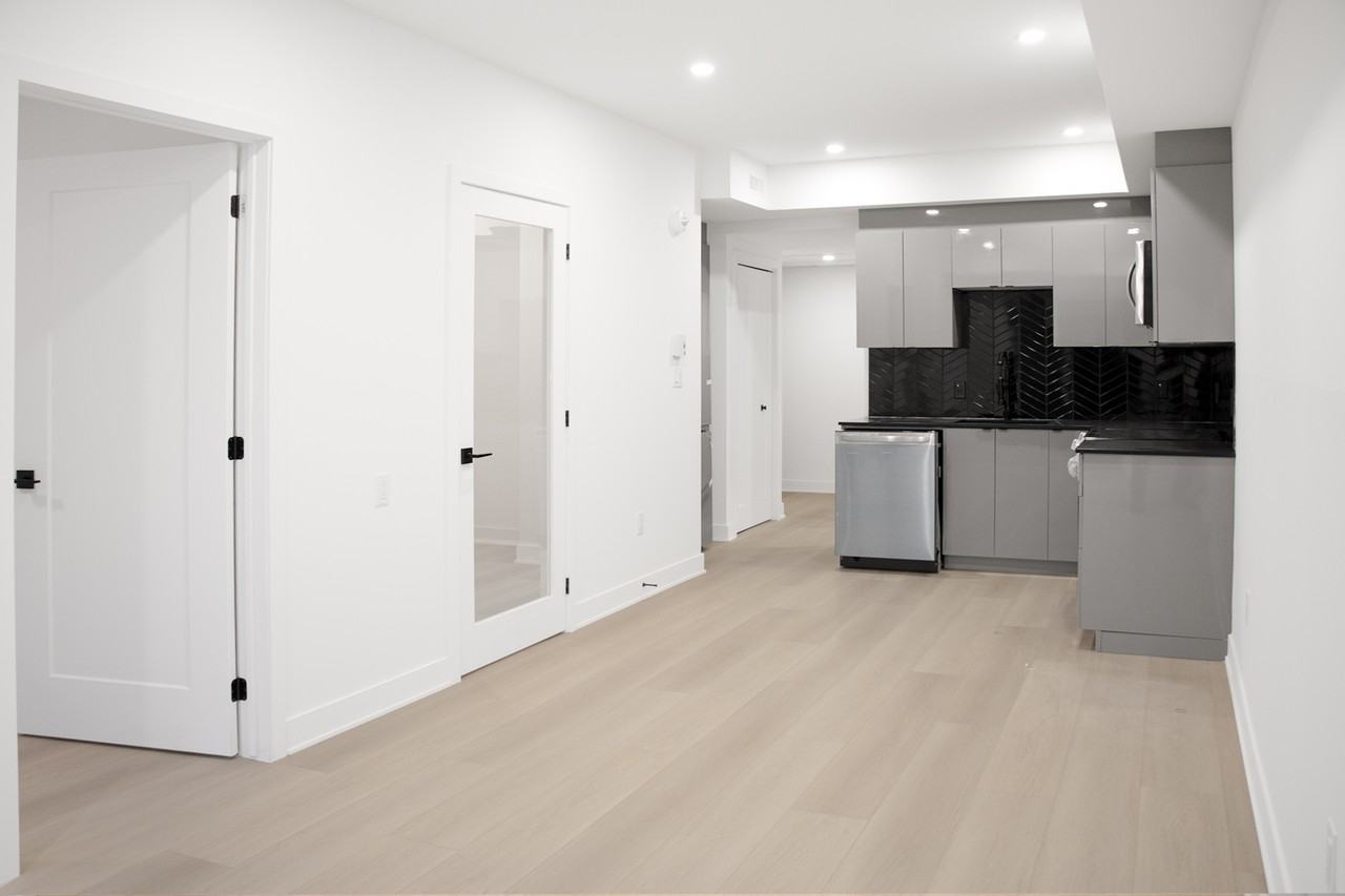 5350 Avenue Victoria #201 - Photo 4 of 14