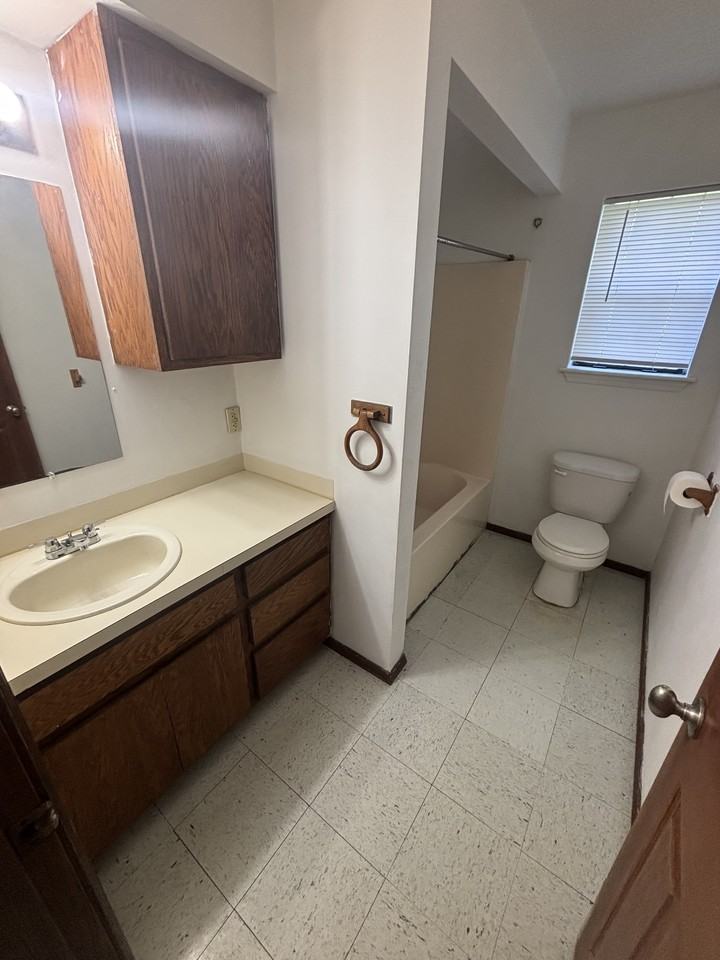 96 Roberts St - Photo 5 of 20