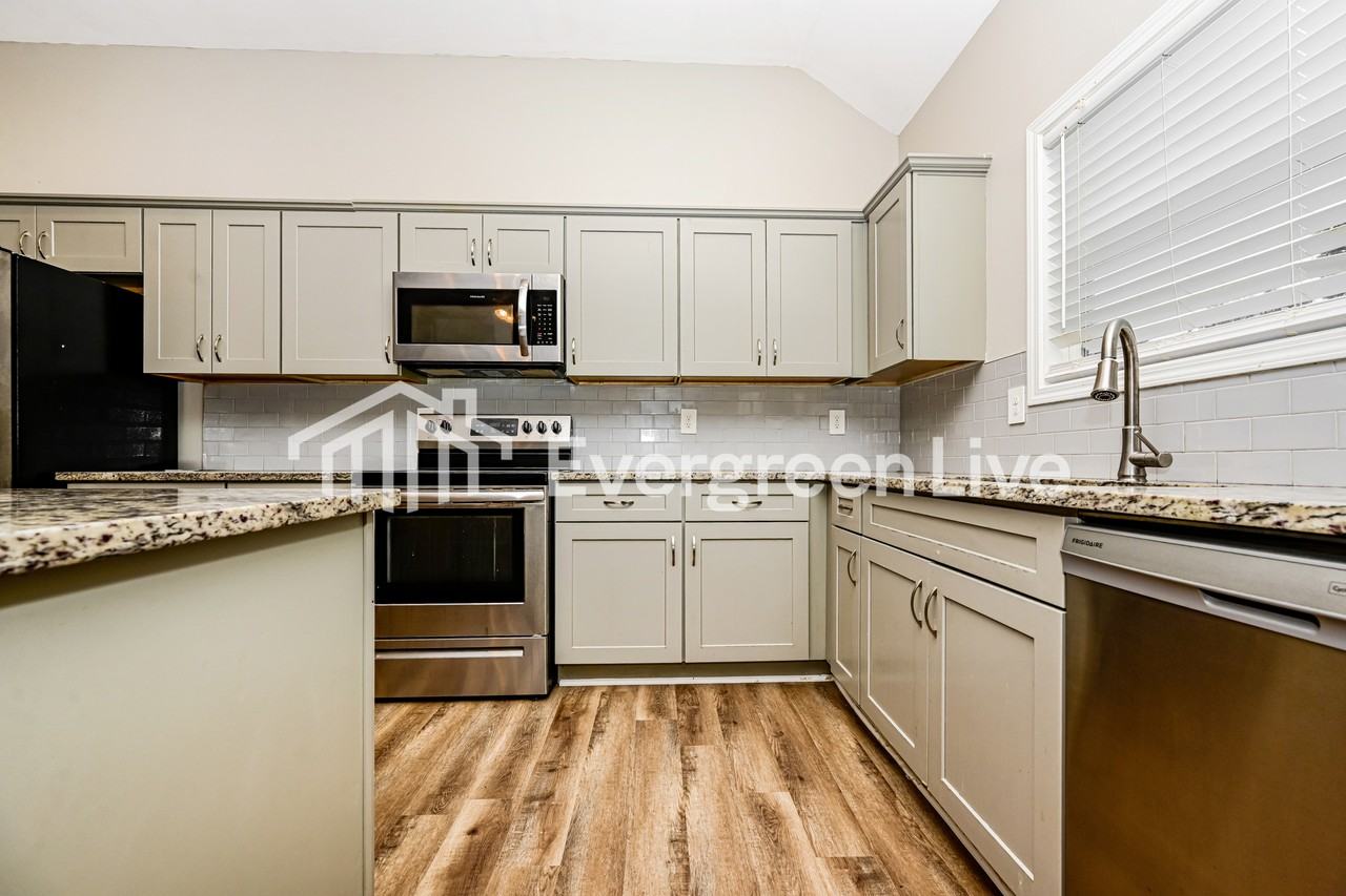 780 Freeman Dr - Photo 5 of 13