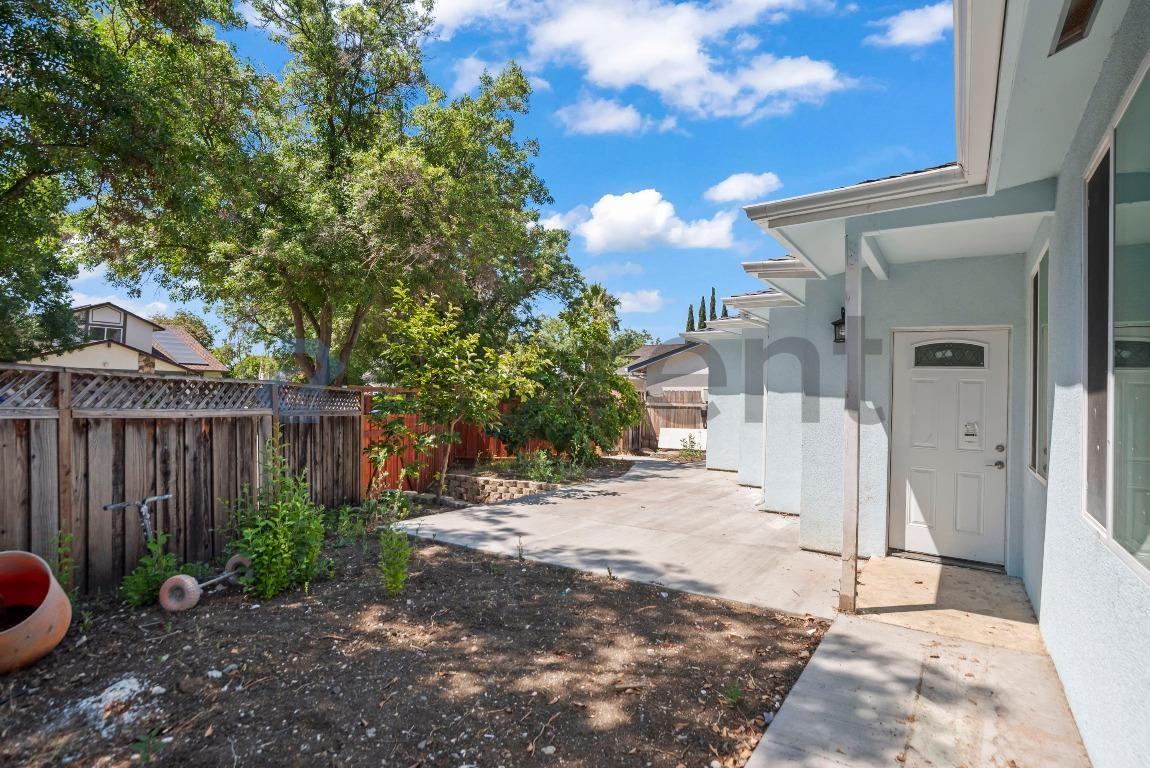 640 Plomosa Ct #B - Photo 5 of 23