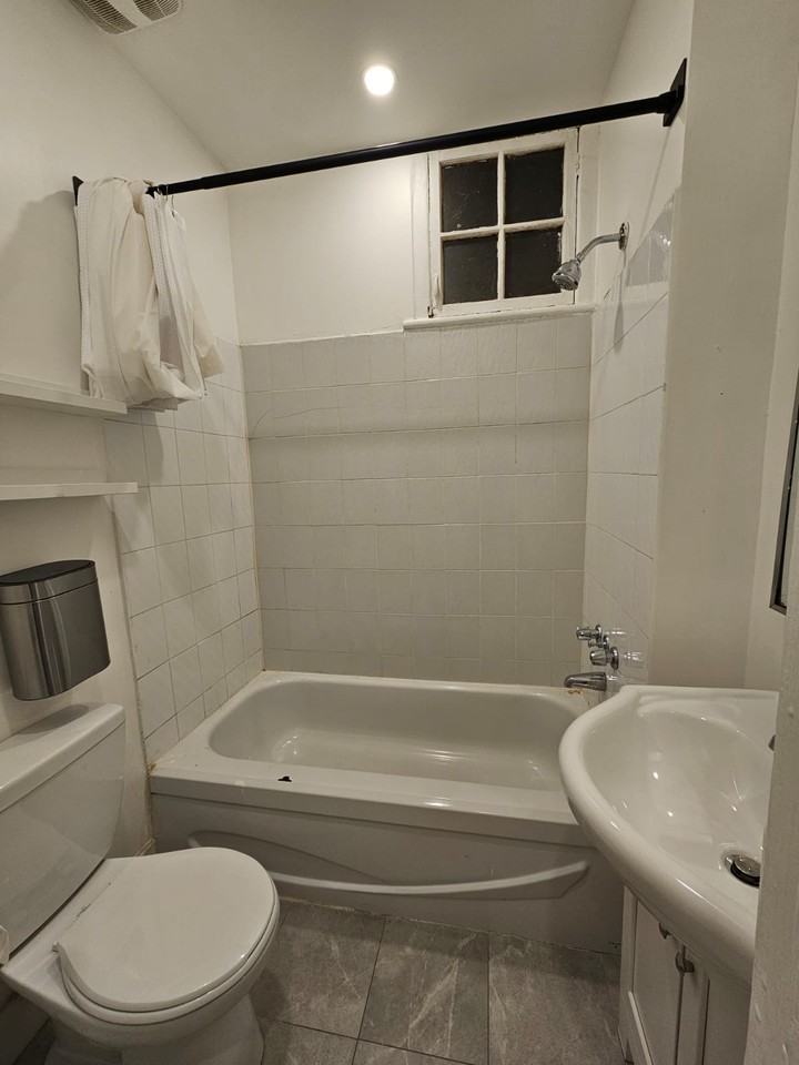 6042 Avenue du Parc - Photo 2 of 8