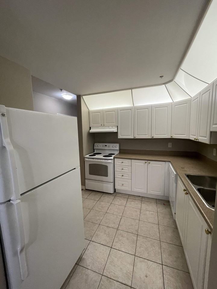 1646 Barrington Street Apartments - Photo 6 of 21