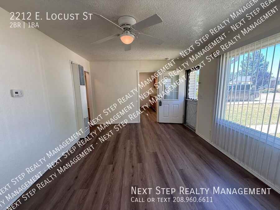 2212 E Locust St - Photo 3 of 14