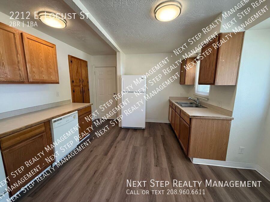 2212 E Locust St - Photo 4 of 14