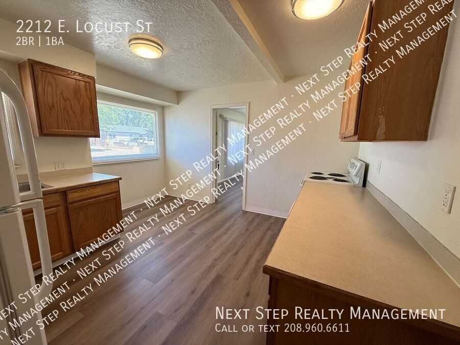 2212 E Locust St - Photo 5 of 14