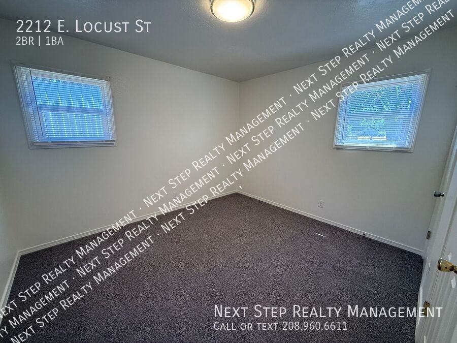2212 E Locust St - Photo 6 of 14