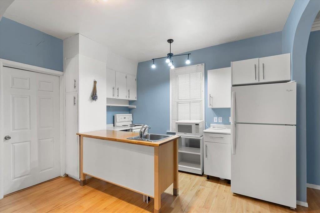 694 Valour Rd - Photo 2 of 22