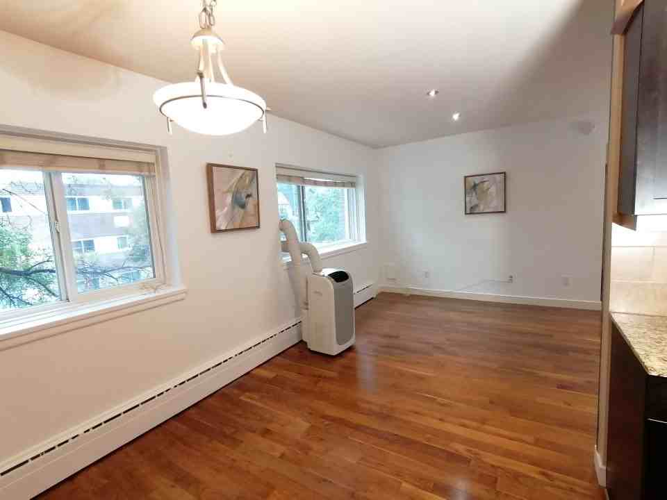 565 Corydon Ave - Photo 6 of 18