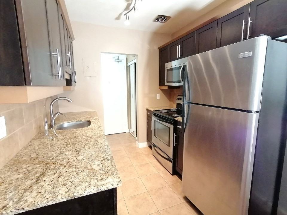 565 Corydon Ave - Photo 7 of 18