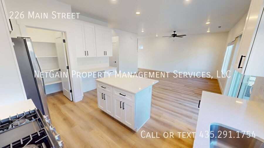 226 N Main St - Photo 5 of 35