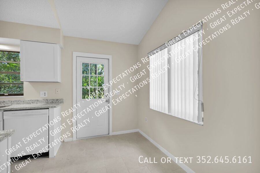 3381 Ne 56th Ave - Photo 6 of 27