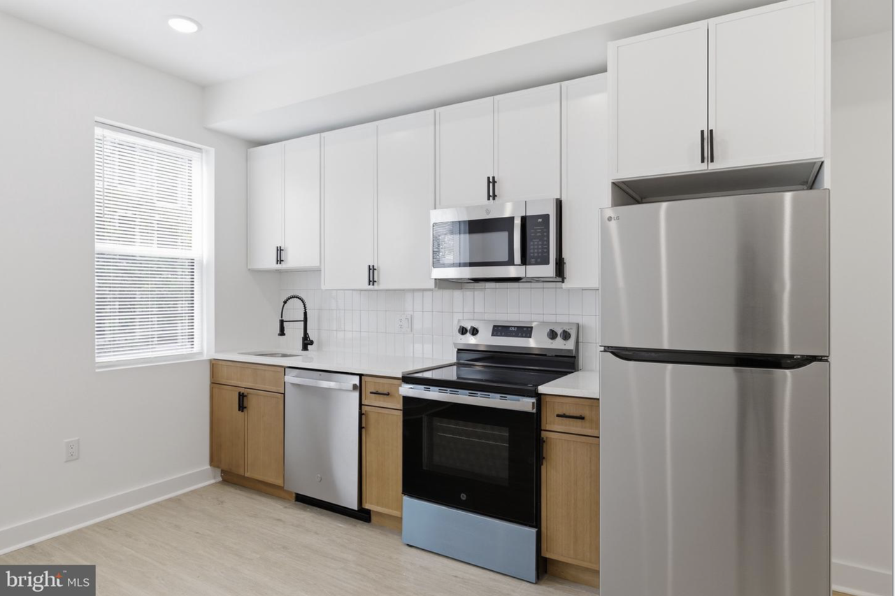 4021 Brown St #3 - Photo 4 of 20