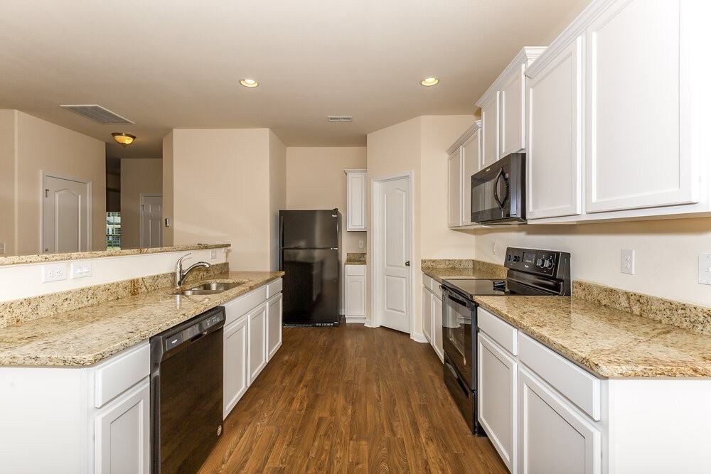 1521 Waylon Ave - Photo 5 of 13
