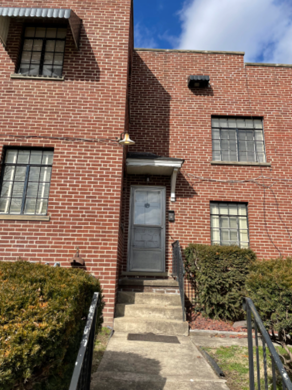 1302 Charleston Ave - Photo 2 of 7