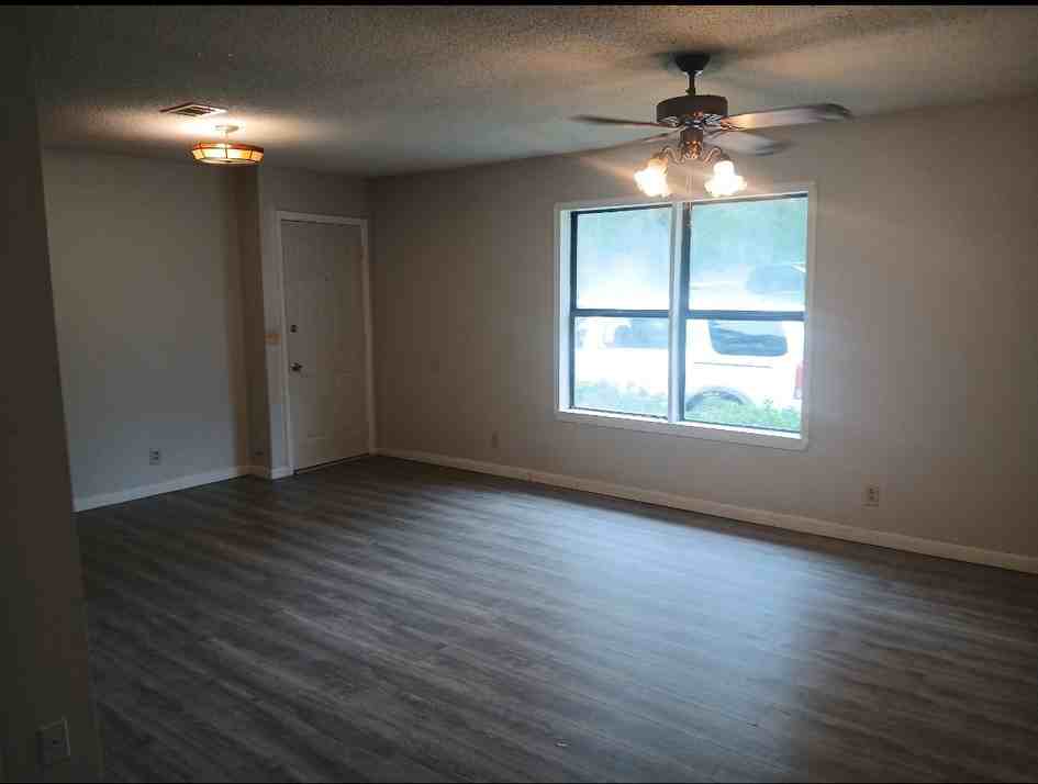 402 Jackson Ave - Photo 3 of 5