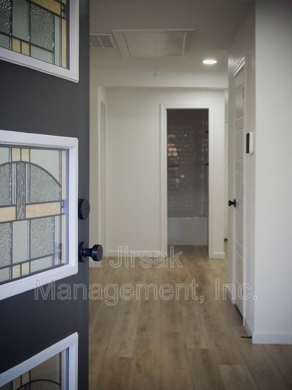 2217 W Kaufman St - Photo 2 of 4