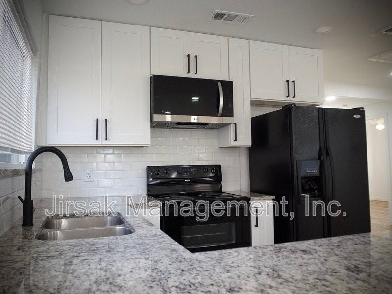2217 W Kaufman St - Photo 3 of 4