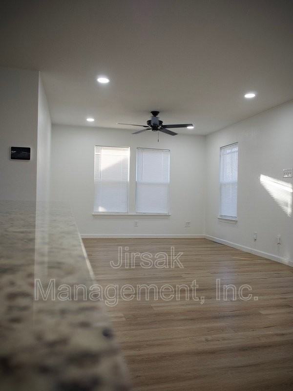 2217 W Kaufman St - Photo 4 of 4