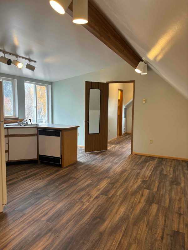 109 W 10th St - Photo 4 of 10