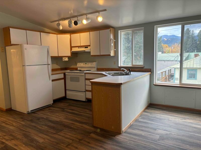 109 W 10th St - Photo 5 of 10