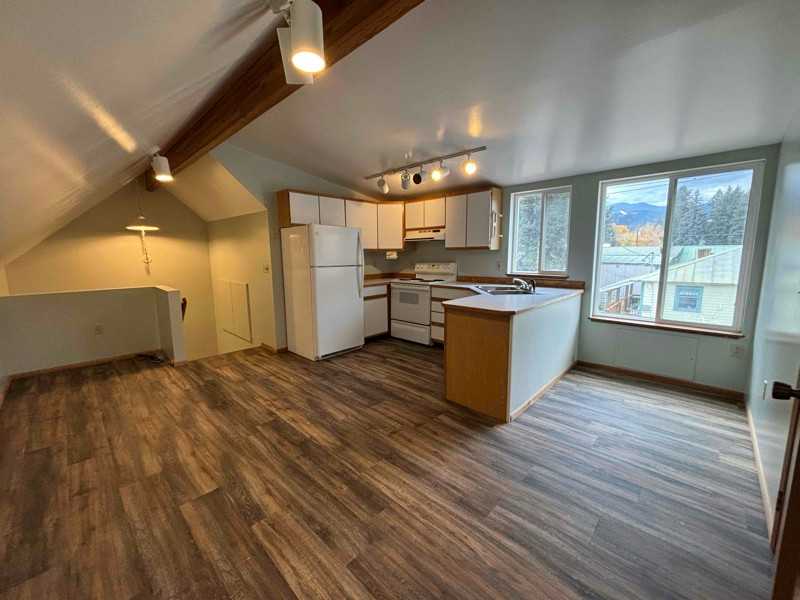 109 W 10th St - Photo 6 of 10