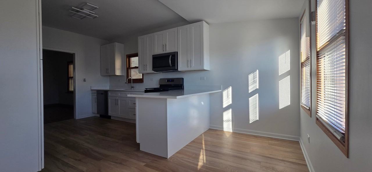 5515 W Grace St - Photo 3 of 12