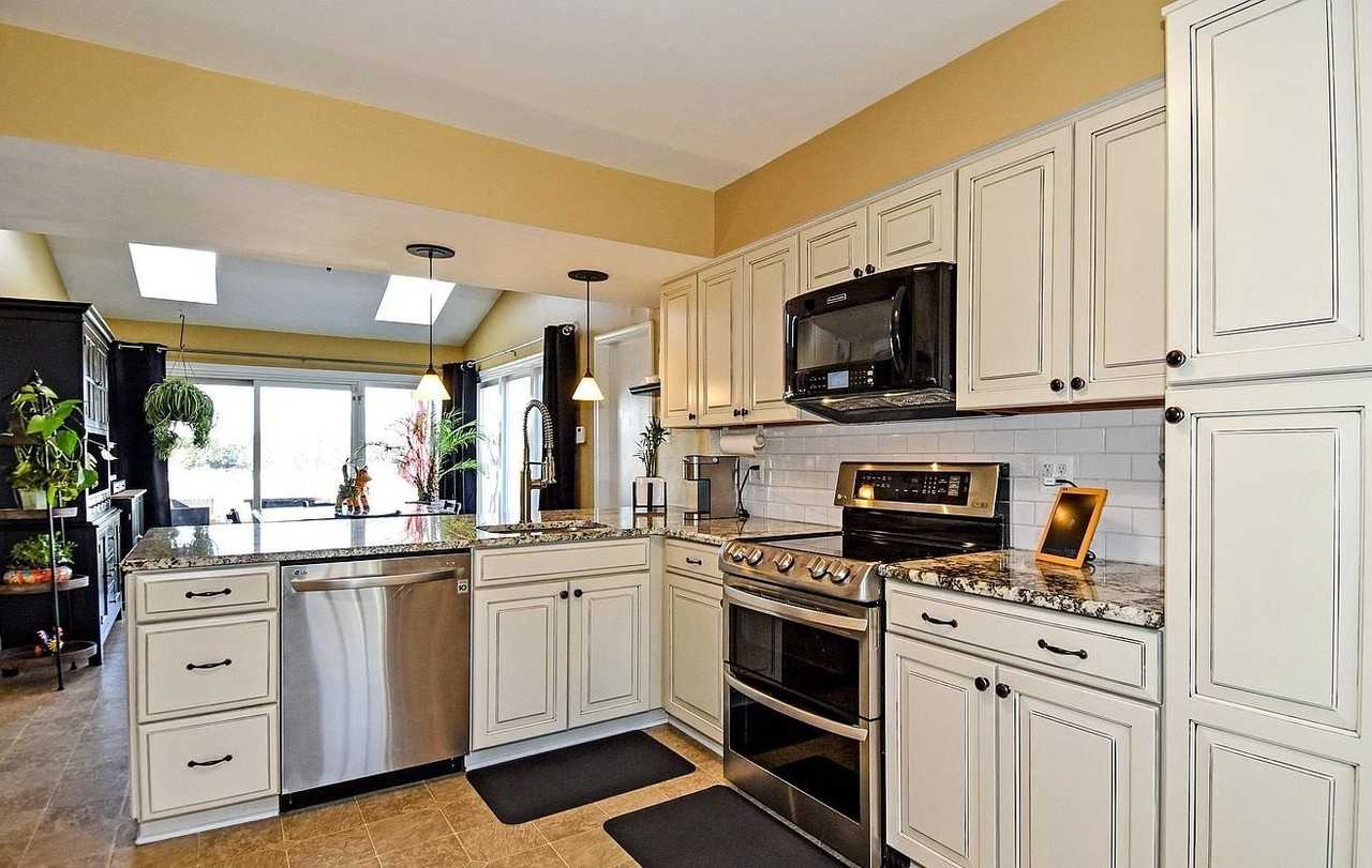 13926 Deviar Dr - Photo 4 of 22