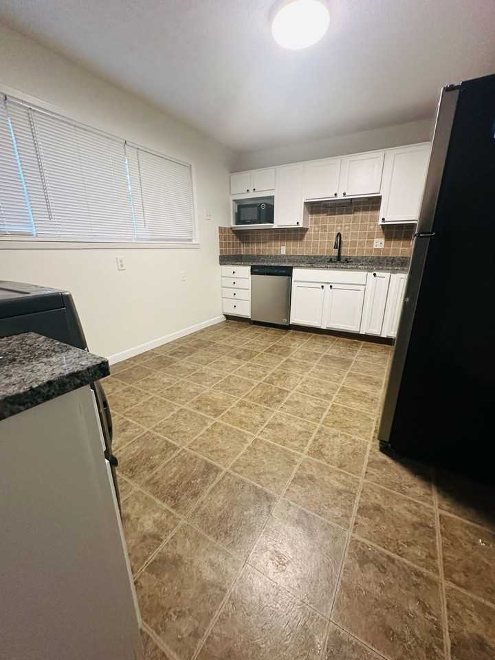 1450 Blaine Dr - Photo 4 of 16