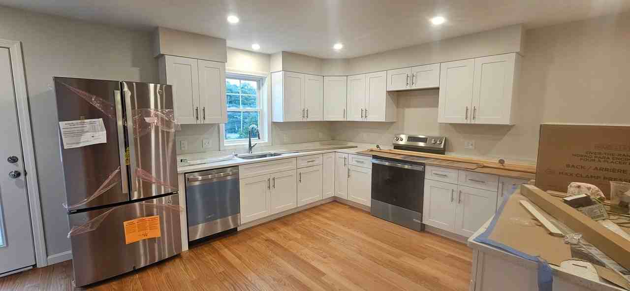 719 Putnam Pike - Photo 6 of 33