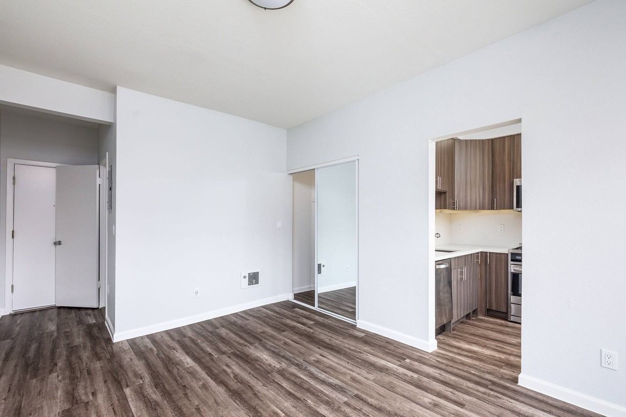 839 Leavenworth - Photo 3 of 24