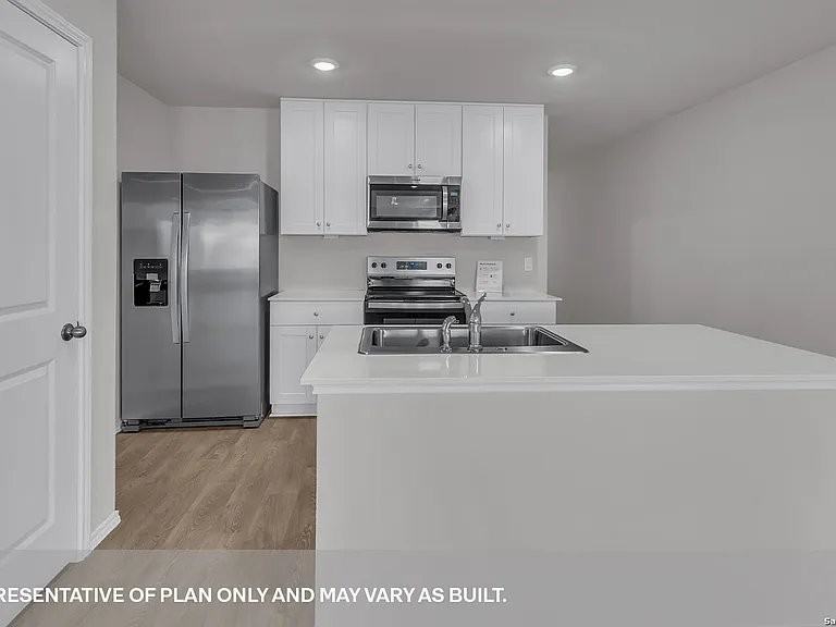 242 Surrey Oaks - Photo 5 of 11