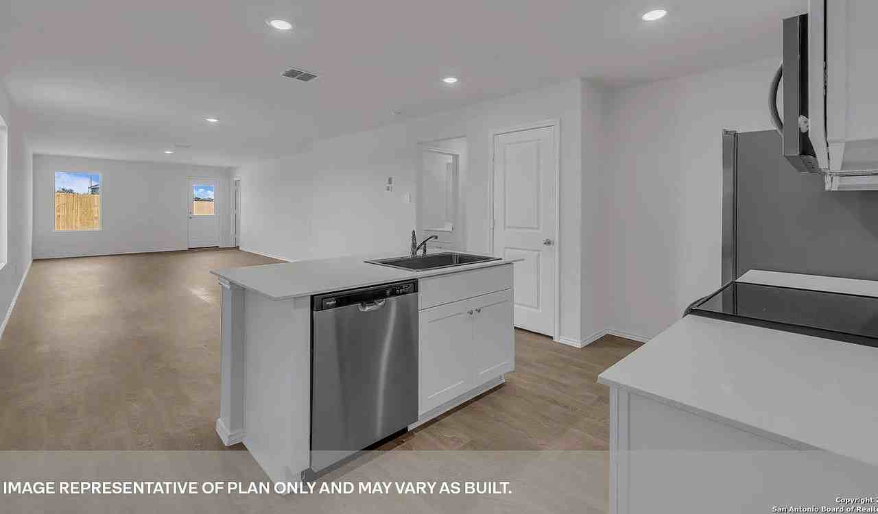 242 Surrey Oaks - Photo 6 of 11