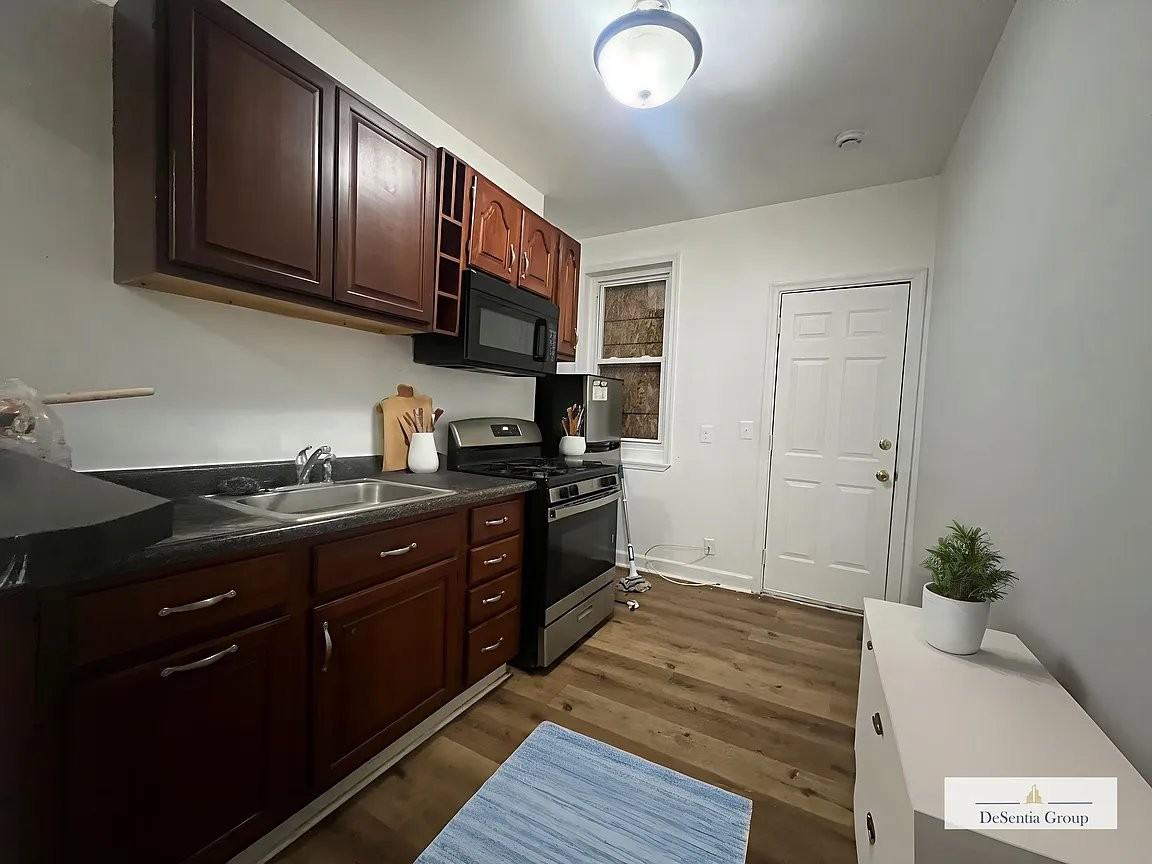 2426 Brentwood Ave - Photo 2 of 6