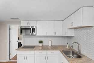8823 W Robson St #5 - Photo 1 of 1