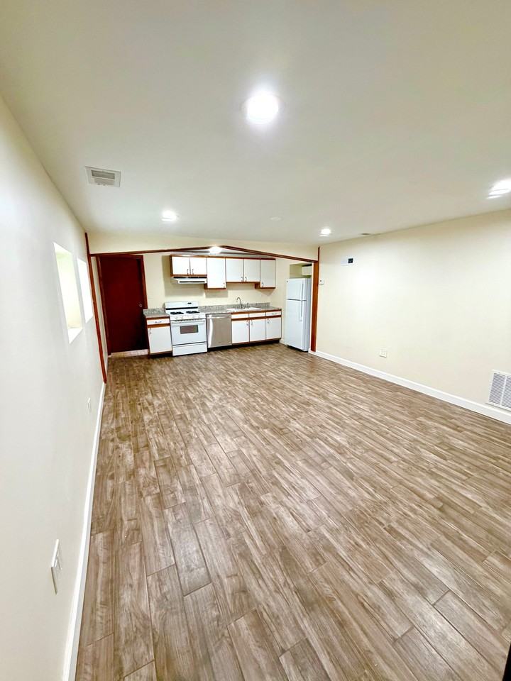 175 E Van Buren St #3 - Photo 4 of 8