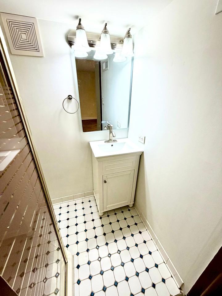 175 E Van Buren St #3 - Photo 7 of 8